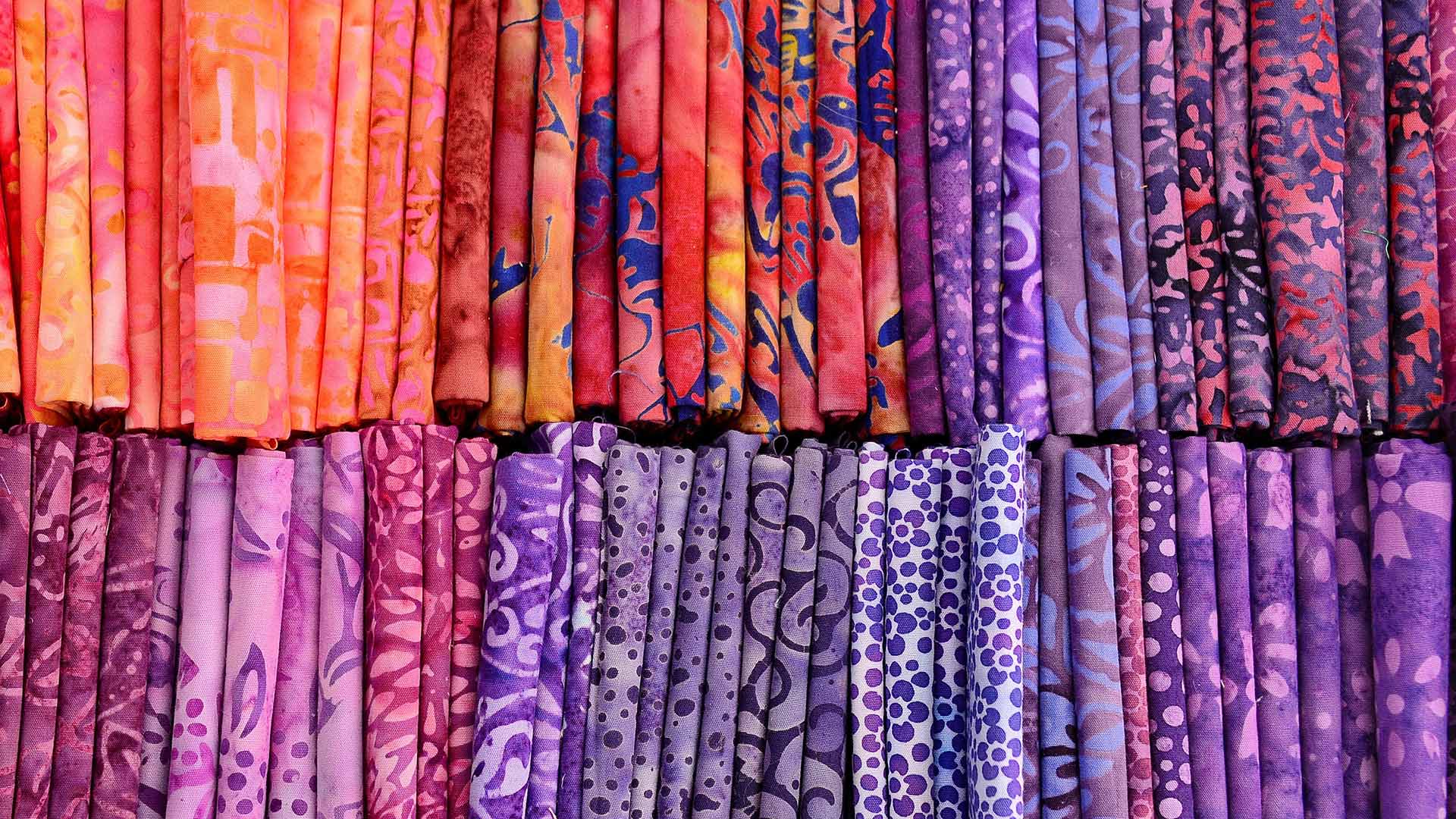 Bunte Tücher auf einem Stoffmarkt in Fürth, Bayern, Deutschland (© Rüdiger Hess/geo-select FotoArt) Bing Everyday Wallpaper 2017-01-06, 1bUyHI [Bing Everyday Wall Paper 2017-01-06] url = http://www.bing.com/az/hprichbg/rb/StoffmarktTuecher_DE-DE8086541510_1920x1080.jpg