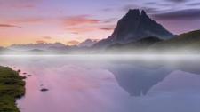 ｢湖面に映るピック・デュ・ミディ・ドッソ｣フランス, ピレネー山脈 (© Arnaud Bertrande/Getty Images) Bing Everyday Wallpaper 2017-01-07