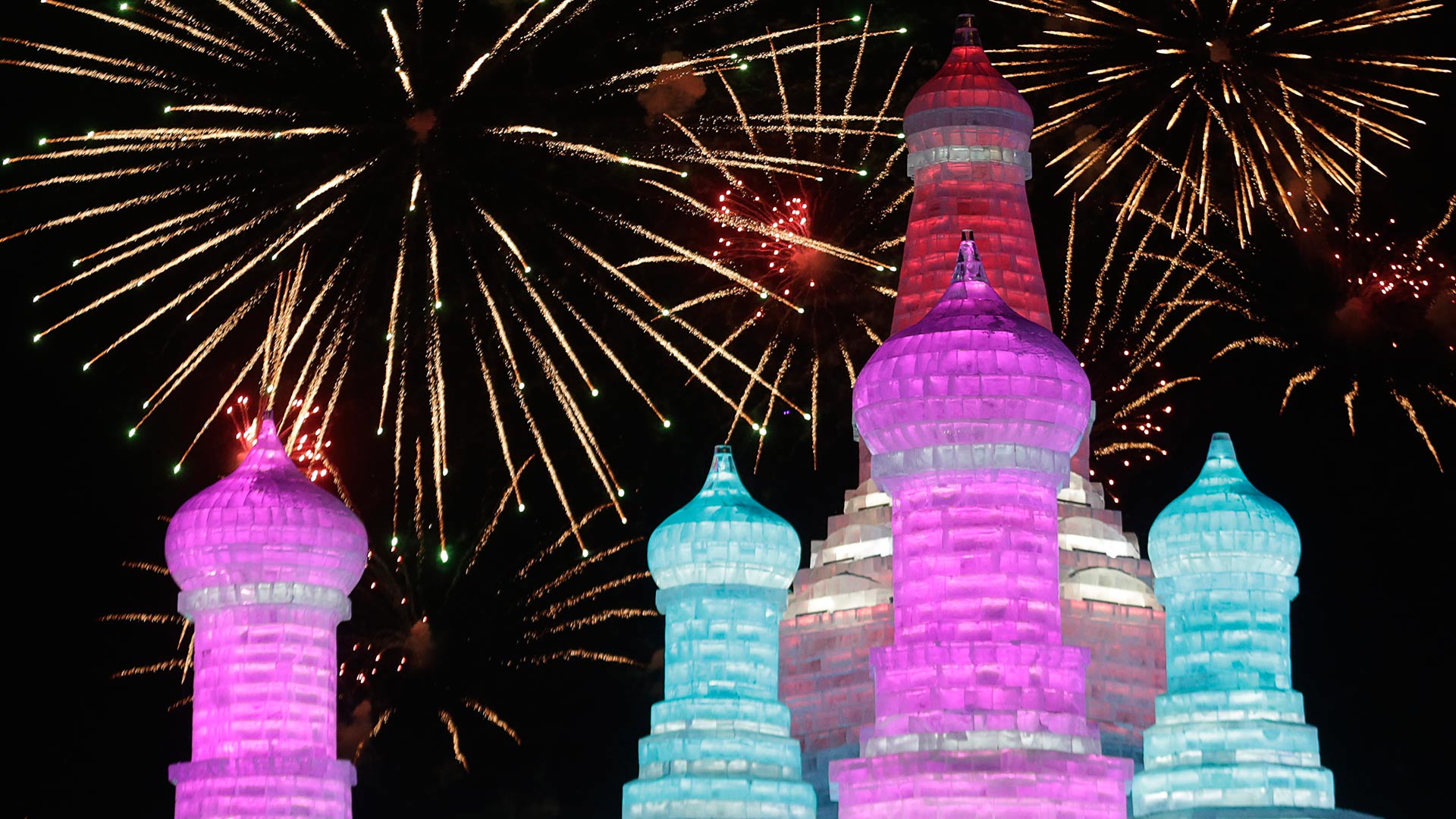 【今日大寒】哈尔滨国际冰雪节盛开的烟花，黑龙江哈尔滨 (© Aly Song/REUTERS) Bing Everyday Wallpaper 2017-01-20, gXf0Qt [Bing Everyday Wall Paper 2017-01-20] url = http://www.bing.com/az/hprichbg/rb/IceSculptures_ZH-CN12032666081_1920x1080.jpg