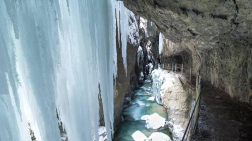Eiszapfen in der Partnachklamm, Garmisch-Partenkirchen, Bayern, Deutschland (© Westend61/Getty Images) Bing Everyday Wallpaper 2017-01-23
/tmp/UploadBetasjsFUk [Bing Everyday Wall Paper 2017-01-23] url = http://www.bing.com/az/hprichbg/rb/PartnachklammEis_DE-DE7323789083_1920x1080.jpg

File Size (KB): 321.06 KB
Last Modified: November 26 2021 17:16:51
