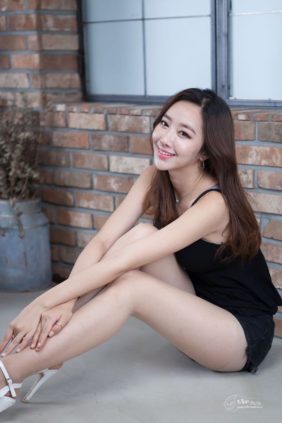 气质好的性感美女, PTYvTW [性感 妹子 Sexy Girls] url = http://img.orzaa.com/co/2017/02/03/07/20170203740.jpg