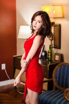 韩国美女红裙露美腿