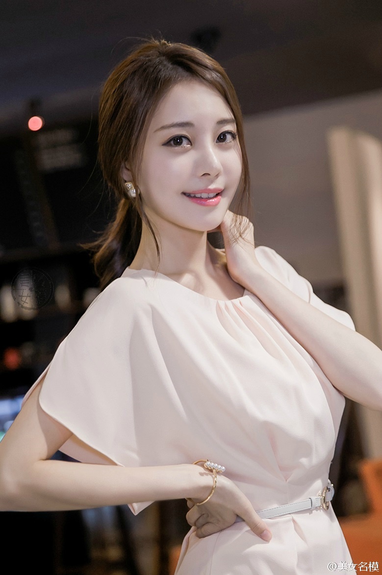 细白美腿美女, 69Qqul [性感 妹子 Sexy Girls] url = http://img.orzaa.com/co/2017/01/17/16/2017011730.jpg