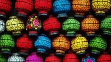 北京潘家园集市上琳琅满目的花灯 (© Adrienne Bresnahan/Getty Images) Bing Everyday Wallpaper 2017-02-11