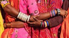 Frauen in traditioneller indischer Kleidung (© Jeremy Woodhouse/Getty Images) Bing Everyday Wallpaper 2017-03-08