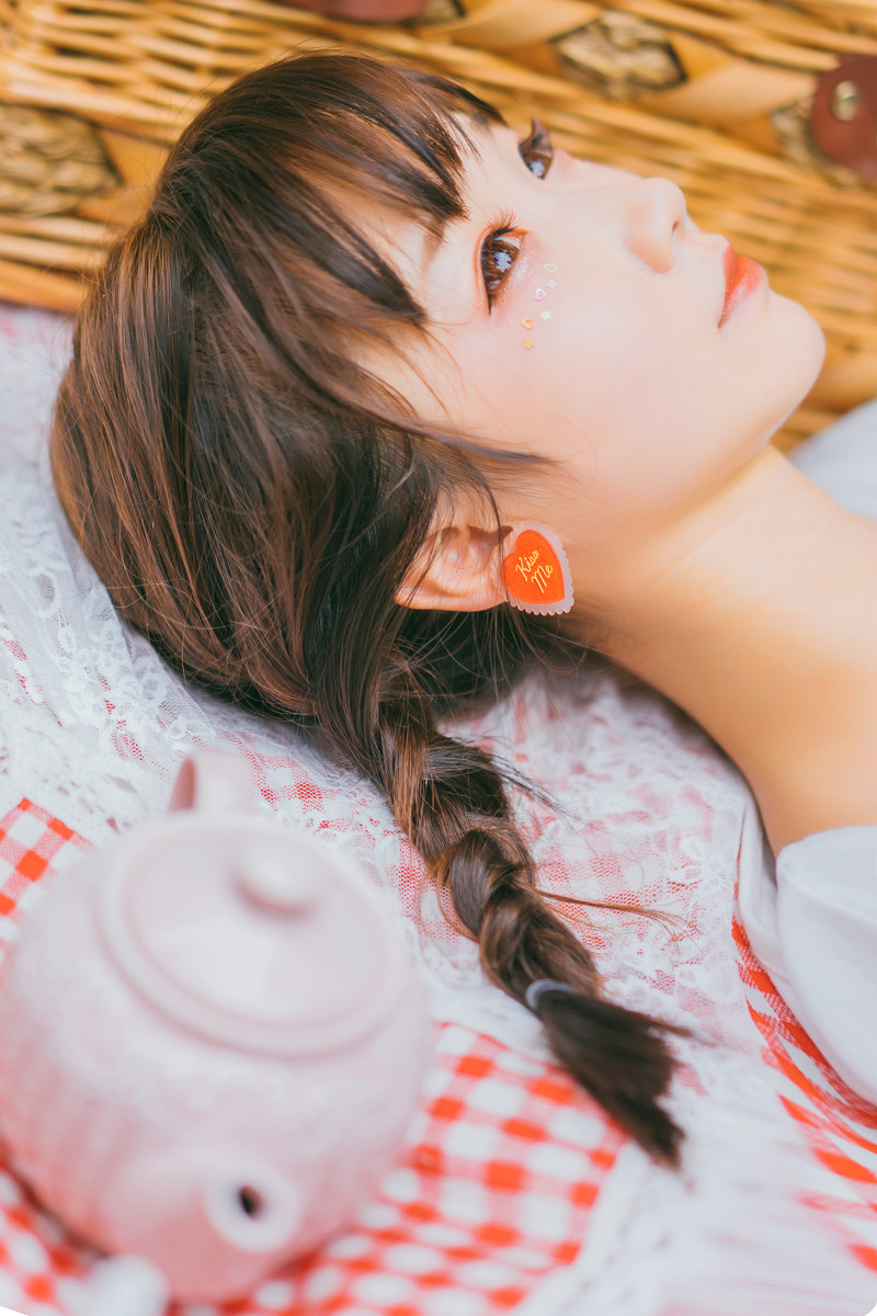 烟熏妆女孩, Cb76XW [清纯 妹子 Cute Ladies] url = http://img.orzaa.com/co/2017/03/12/17/20170312942.jpg