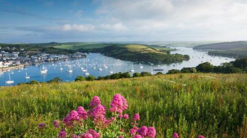Salcombe Harbour and Kingsbridge Estuary in the South Hams district of Devon (© James Osmond/Getty Images) Bing Everyday Wallpaper 2017-05-19
/tmp/UploadBetaSdwCoz [Bing Everyday Wall Paper 2017-05-19] url = http://www.bing.com/az/hprichbg/rb/SalcombeHarbour_EN-GB11099291293_1920x1080.jpg

File Size (KB): 323.88 KB
Last Modified: November 26 2021 17:16:57
