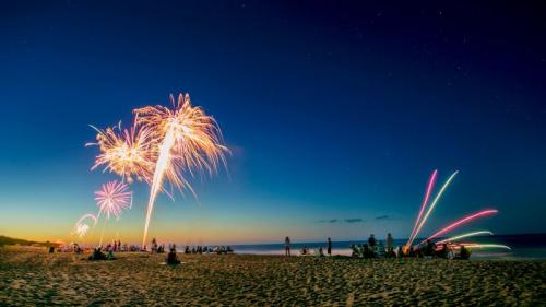 Fourth of July celebration on the beach, Outer Banks, North Carolina (© Will Walker/500px) Bing Everyday Wallpaper 2017-07-05
/tmp/UploadBetauOwrtX [Bing Everyday Wall Paper 2017-07-05] url = http://www.bing.com/az/hprichbg/rb/AmericaSS_EN-US9498735335_1920x1080.jpg

File Size (KB): 321.68 KB
Last Modified: November 26 2021 17:17:03
