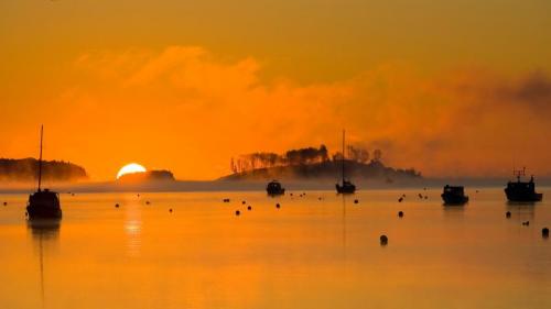Silhouettes of fishing boats in Mahone Bay, Nova Scotia, Canada (© dmathies/Getty Images) Bing Everyday Wallpaper 2017-08-12
/tmp/UploadBetaKaeXcR [Bing Everyday Wall Paper 2017-08-12] url = http://www.bing.com/az/hprichbg/rb/MahoneSilhouettes_ROW11507704520_1920x1080.jpg

File Size (KB): 326.74 KB
Last Modified: November 26 2021 17:21:31
