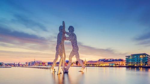 Molecule Man-Skulptur auf der Spree in Berlin, Deutschland (© Folio Images/Alamy Stock Photo) Bing Everyday Wallpaper 2017-10-03
/tmp/UploadBetaQrwCwa [Bing Everyday Wall Paper 2017-10-03] url = http://www.bing.com/az/hprichbg/rb/MoleculeManBerlin_DE-DE9753574467_1920x1080.jpg

File Size (KB): 315.49 KB
Last Modified: November 26 2021 17:21:38
