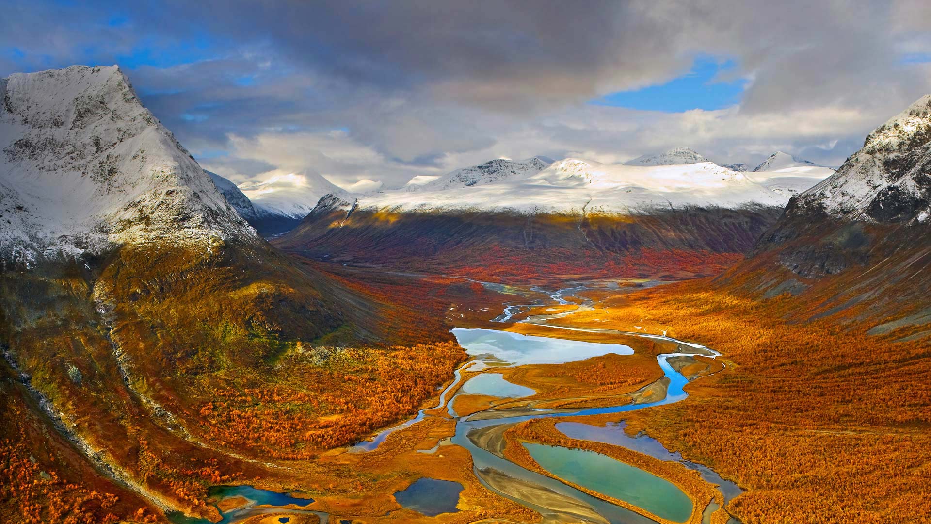 萨勒克国家公园内的拉帕谷，瑞典 (© Hans Strand/plainpicture) Bing Everyday Wallpaper 2017-10-11, MR57T4 [Bing Everyday Wall Paper 2017-10-11] url = http://www.bing.com/az/hprichbg/rb/Rapadalen_ZH-CN11779950174_1920x1080.jpg