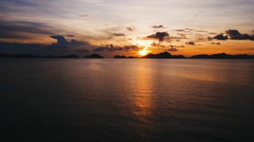 艾尔尼多自然保护区内巴奎湾的景观，菲律宾巴拉望省 (© Alex Punker/Nimia) Bing Everyday Wallpaper 2017-11-16
/tmp/UploadBeta2EtZxU [Bing Everyday Wall Paper 2017-11-16] url = http://www.bing.com/az/hprichbg/rb/CorongBeachDrone_ZH-CN12754210743_1920x1080.jpg

File Size (KB): 199.02 KB
Last Modified: November 26 2021 17:21:41
