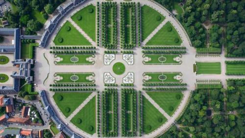 施韦青根城堡花园鸟瞰图，德国巴登-符腾堡州 (© aerial-photos.com/Alamy) Bing Everyday Wallpaper 2017-12-03
/tmp/UploadBetajwrgsZ [Bing Everyday Wall Paper 2017-12-03] url = http://www.bing.com/az/hprichbg/rb/SchwetzingenAerial_ZH-CN11628382780_1920x1080.jpg

File Size (KB): 331.46 KB
Last Modified: November 26 2021 17:16:22
