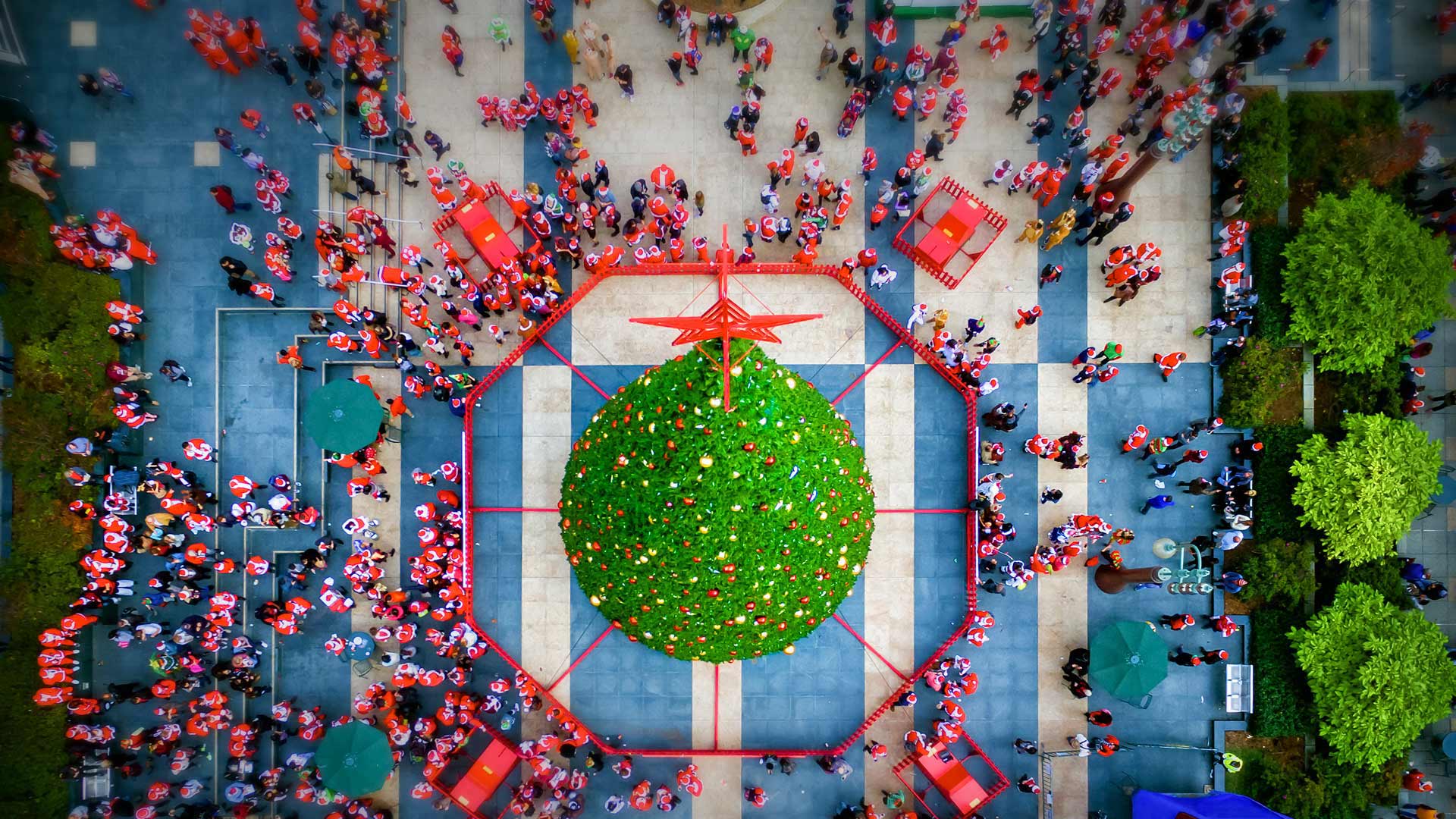 旧金山联合广场的圣诞老人大会活动，美国加利福尼亚州 (© Mint Images/Aurora Photos) Bing Everyday Wallpaper 2017-12-23, ILFDGp [Bing Everyday Wall Paper 2017-12-23] url = http://www.bing.com/az/hprichbg/rb/SFSantaCon_ZH-CN11213292356_1920x1080.jpg