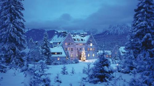 Schloss Kranzbach in der Abenddämmerung, Krün, Bayern, Deutschland (© plainpicture/Stock4B) Bing Everyday Wallpaper 2017-12-24
/tmp/UploadBetabUfqfC [Bing Everyday Wall Paper 2017-12-24] url = http://www.bing.com/az/hprichbg/rb/SchlossKranzbach_DE-DE10005151814_1920x1080.jpg

File Size (KB): 326.35 KB
Last Modified: November 26 2021 17:16:19
