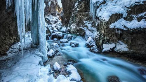 Partnachklamm im Winter, Garmisch-Partenkirchen, Bayern, Deutschland (© lightpix/iStock/Getty Images Plus) Bing Everyday Wallpaper 2018-02-12
/tmp/UploadBetav89Sg4 [Bing Everyday Wall Paper 2018-02-12] url = http://www.bing.com/az/hprichbg/rb/PartnachklammGarmisch_DE-DE9232421403_1920x1080.jpg

File Size (KB): 327.75 KB
Last Modified: November 26 2021 18:34:42
