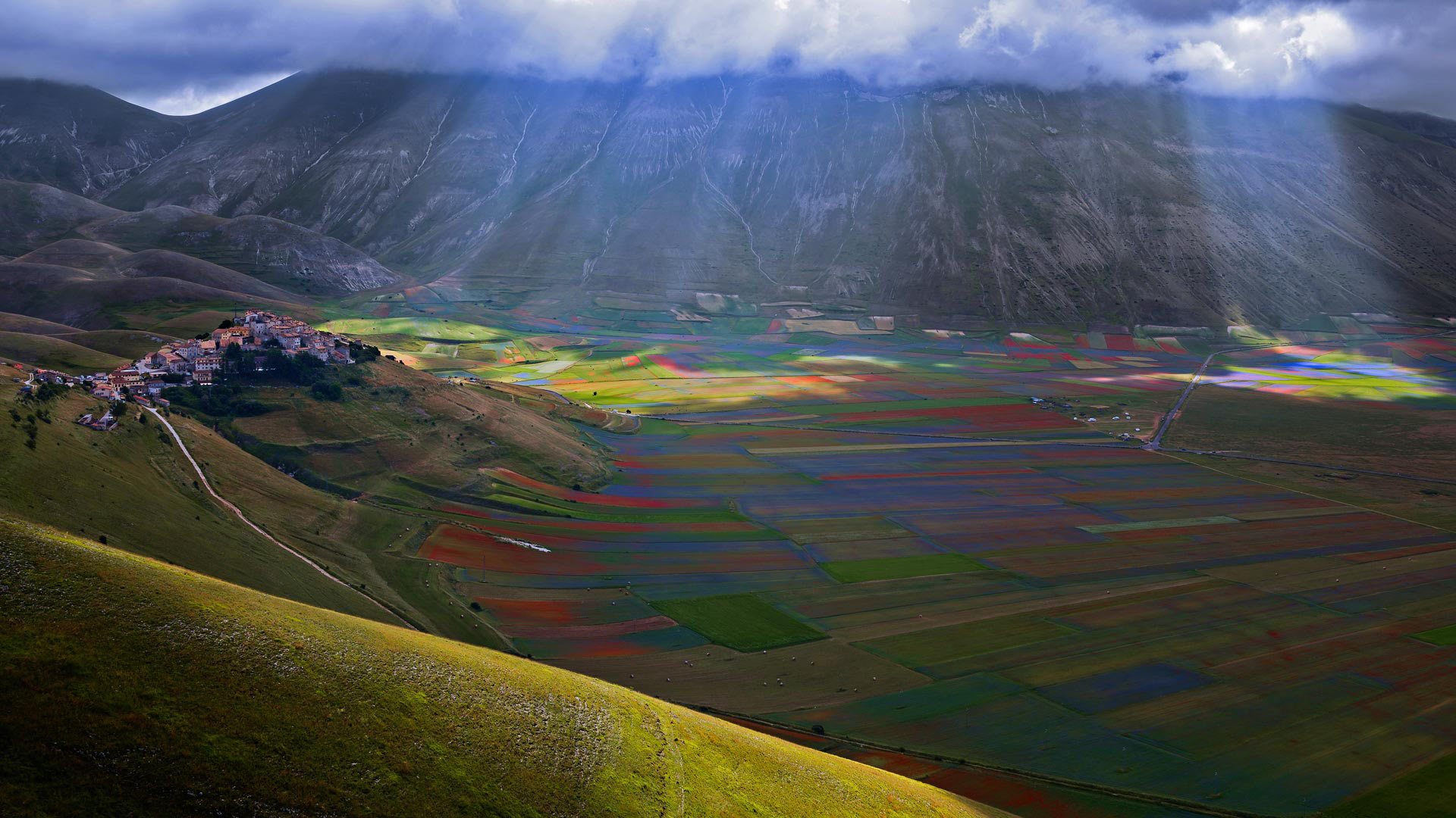 在 Piano Grande平原上的卡斯特卢乔小镇，意大利翁布里亚大区 (© beppeverge/Getty Images) Bing Everyday Wallpaper 2018-04-03, W2H8zf [Bing Everyday Wall Paper 2018-04-03] url = http://www.bing.com/az/hprichbg/rb/UmbriaCastelluccio_ZH-CN9645718473_1920x1080.jpg