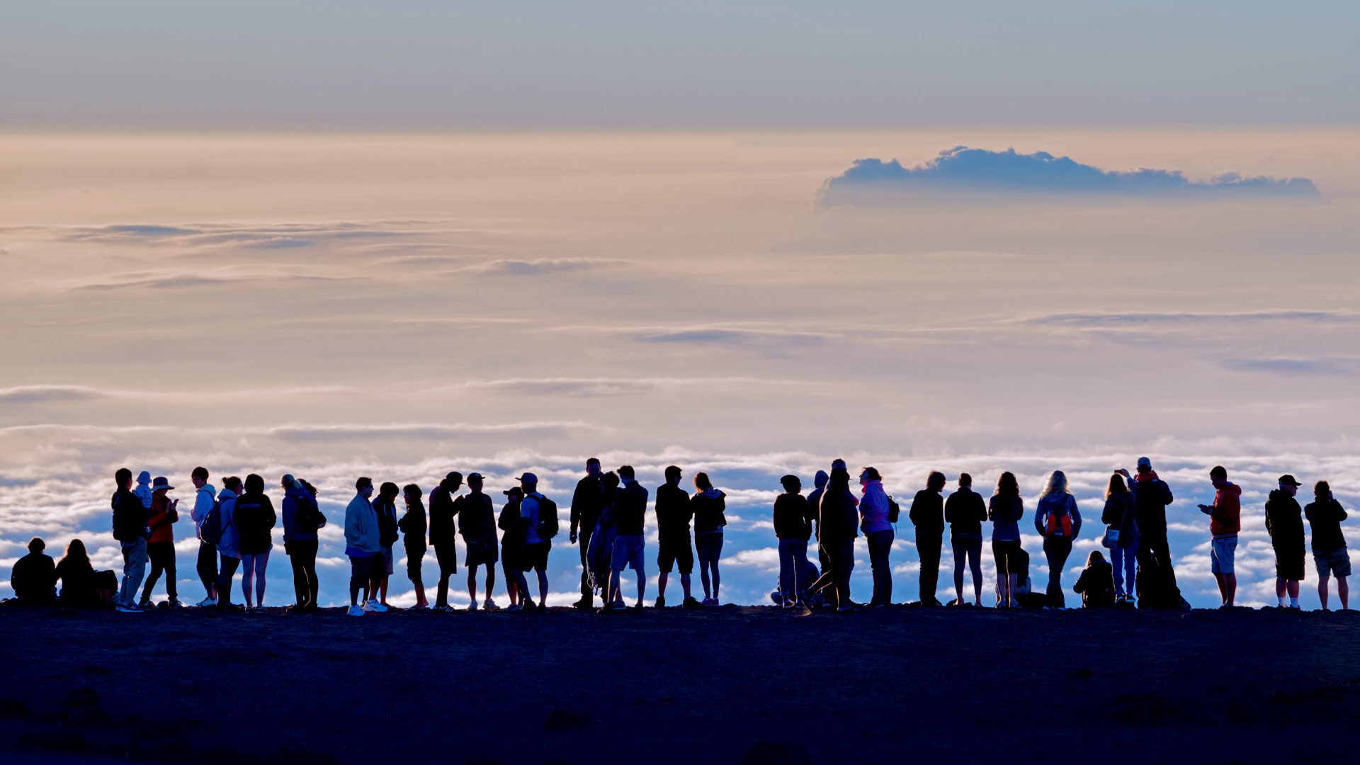 海勒卡拉国家公园的哈莱亚卡拉火山顶端的游客，美国夏威夷州 (© Alex Messenger/Tandem Stills + Motion) Bing Everyday Wallpaper 2018-04-23, 5EsHPr [Bing Everyday Wall Paper 2018-04-23] url = http://www.bing.com/az/hprichbg/rb/HNPVisitors_ZH-CN13484945239_1920x1080.jpg