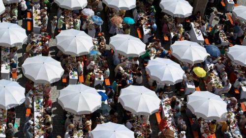 Teilnehmer der Friedenstafel auf dem Rathausplatz in Augsburg, Bayern, während des Augsburger Hohen Friedensfestes am 8. August 2014 (© ANGELIKA WARMUTH/DPA/Getty Images) Bing Everyday Wallpaper 2018-08-08
/tmp/UploadBeta7V1AWC [Bing Everyday Wall Paper 2018-08-08] url = http://www.bing.com/az/hprichbg/rb/AugsburgFrieden_DE-DE8889097774_1920x1080.jpg

File Size (KB): 321.79 KB
Last Modified: November 26 2021 18:35:26
