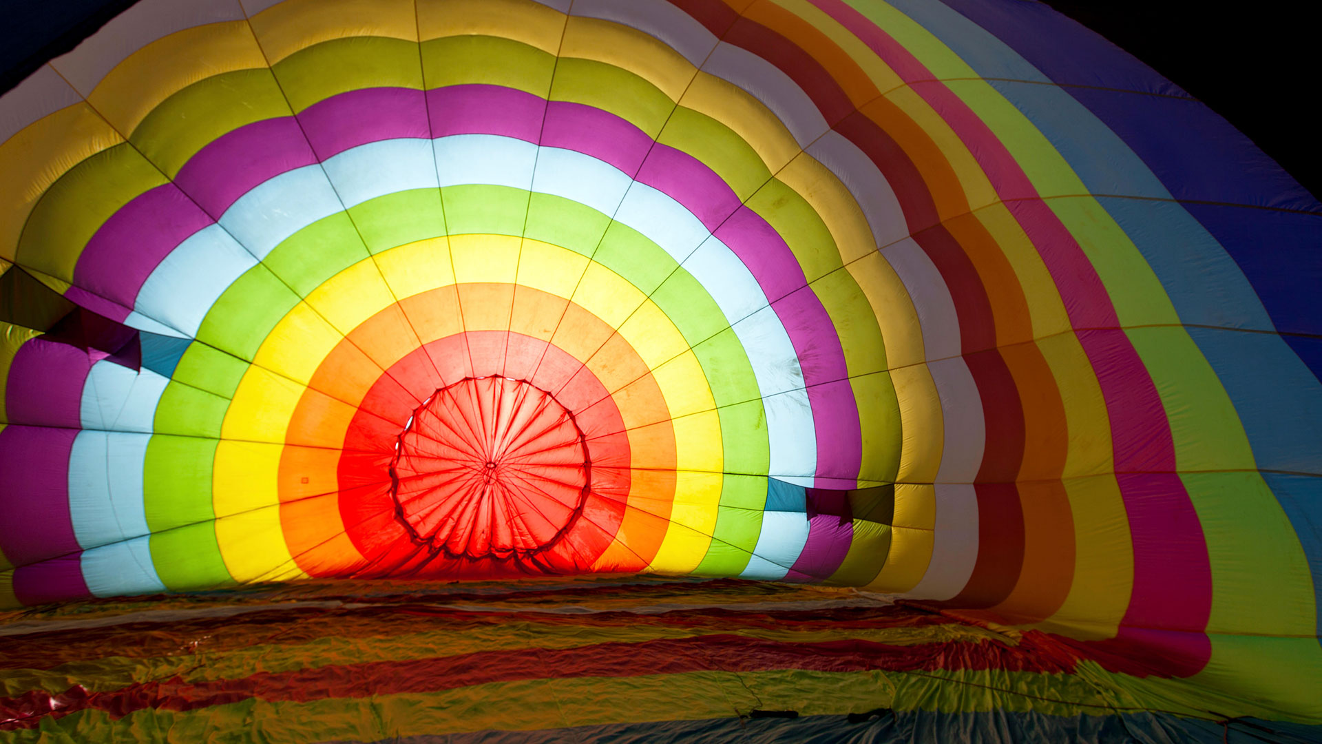 Inside a hot air balloon envelope during inflation at the Bristol International Balloon Fiesta (© Simon Balson/Alamy) Bing Everyday Wallpaper 2018-08-10, 2YIbZl [Bing Everyday Wall Paper 2018-08-10] url = http://www.bing.com/az/hprichbg/rb/BristolBalloon_EN-GB8421750863_1920x1080.jpg