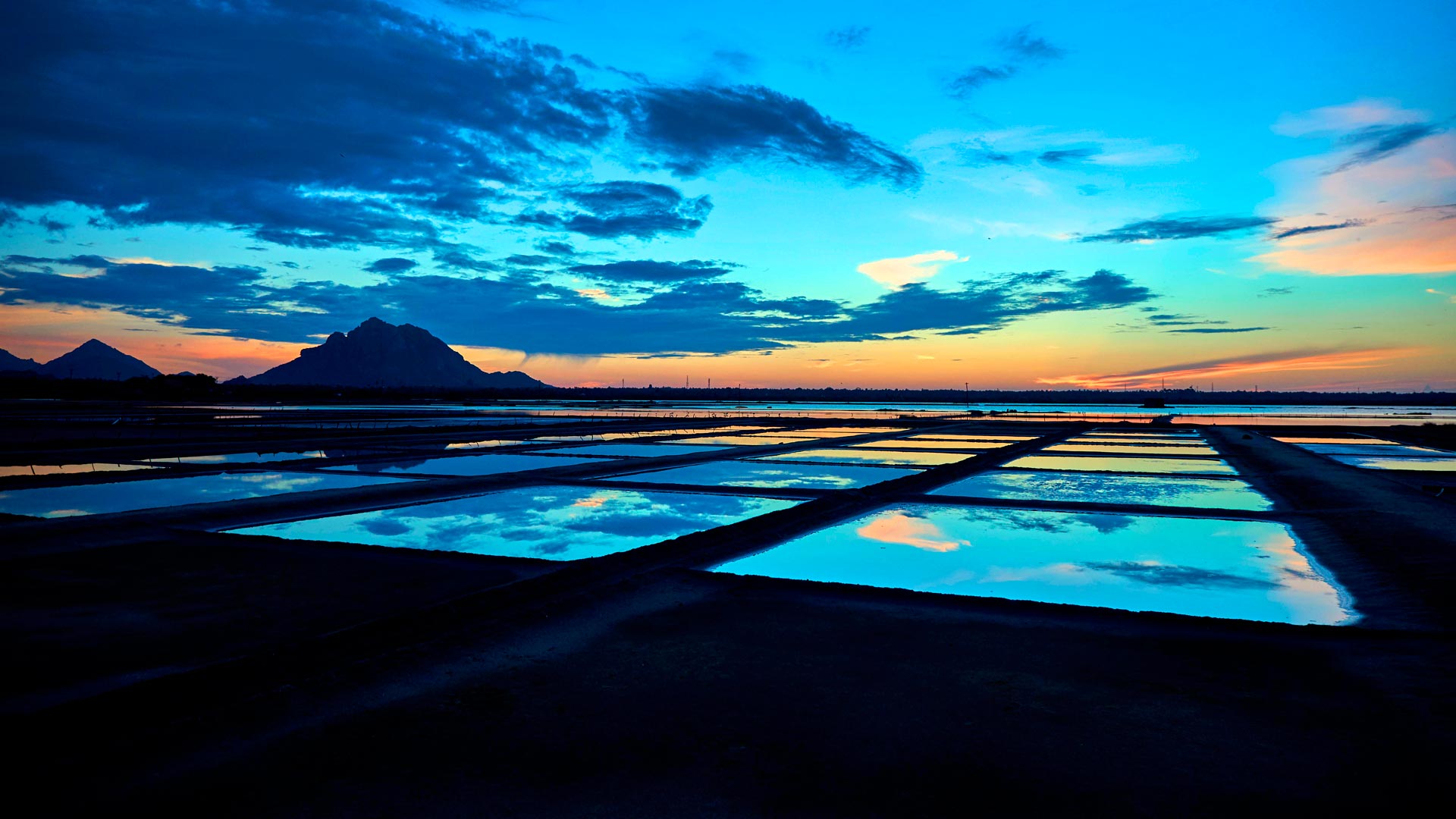 Sunset over salt pans in Tamil Nadu, India (© Pradeep Soman/Alamy) Bing Everyday Wallpaper 2018-09-22, oxr3Gl [Bing Everyday Wall Paper 2018-09-22] url = http://www.bing.com/az/hprichbg/rb/TamilNaduSunset_ROW9170320024_1920x1080.jpg