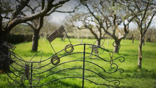A musical note in the garden of Anne Hathaway's Cottage, Stratford-upon-Avon (© Christopher Furlong/Getty Images) Bing Everyday Wallpaper 2019-02-20
/tmp/UploadBetaKGUuVI [Bing Everyday Wall Paper 2019-02-20] url = http://www.bing.com/az/hprichbg/rb/AnneHathaway_EN-GB0556942675_1920x1080.jpg

File Size (KB): 319.14 KB
Last Modified: November 26 2021 18:38:05
