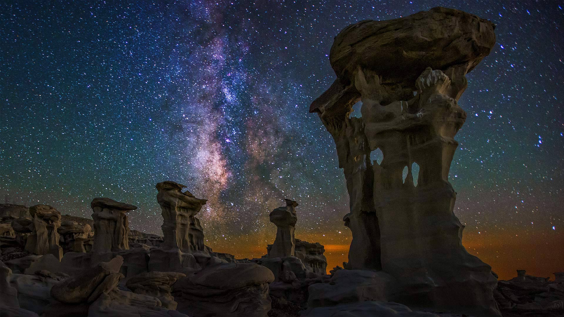 Bisti/De-Na-Zin Wilderness上空的银河，美国新墨西哥州 (© Cory Marshall/Tandem Stills + Motion) Bing Everyday Wallpaper 2019-04-03, P91QoK [Bing Everyday Wall Paper 2019-04-03] url = http://www.bing.com/th?id=OHR.BistiBadlands_ZH-CN5428677883_1920x1080.jpg
