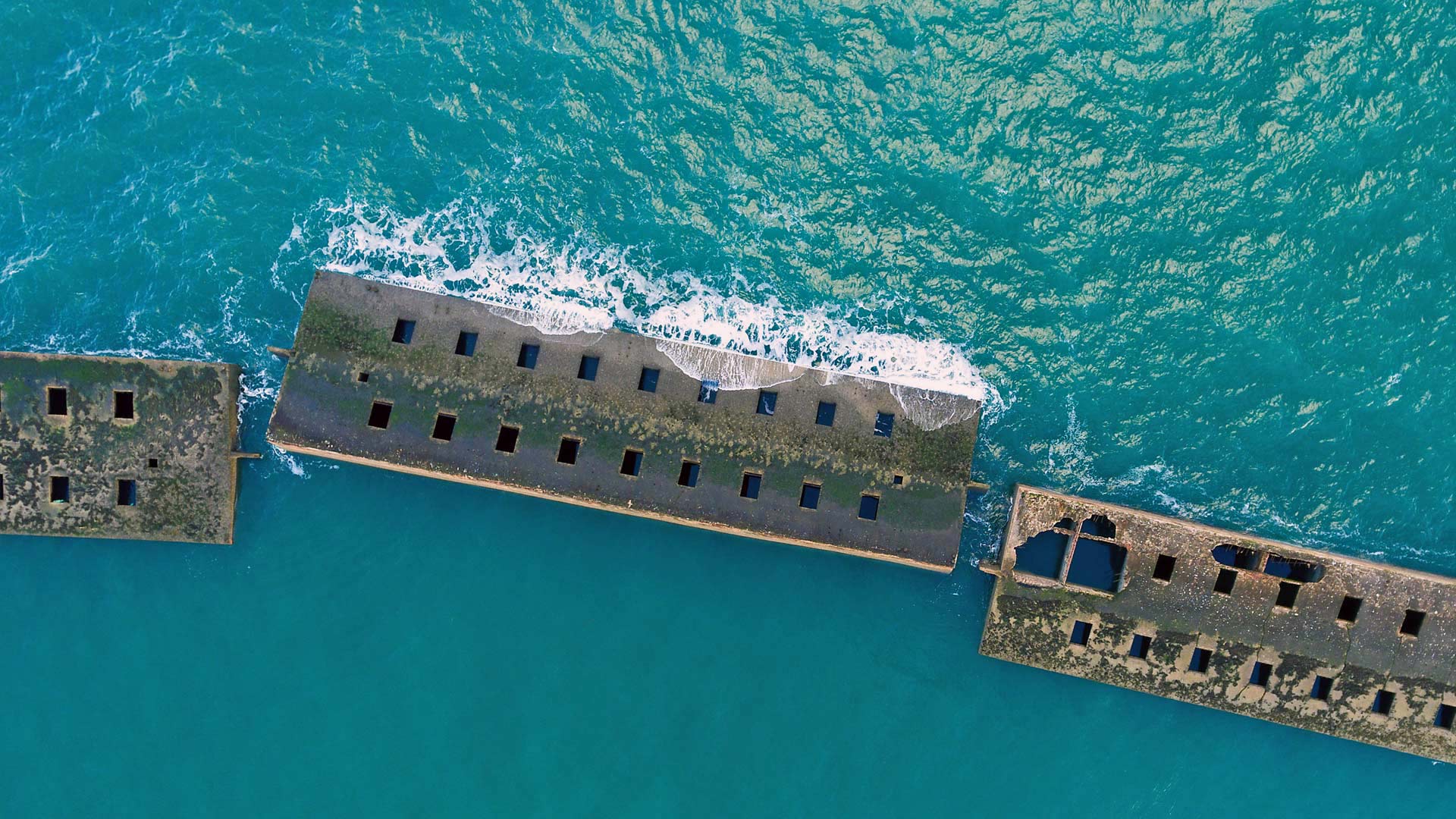 诺曼底入侵后的桑树港遗址，法国诺曼底Arromanches les Bains (© Javier Gil/Alamy) Bing Everyday Wallpaper 2019-06-06, wdVyC7 [Bing Everyday Wall Paper 2019-06-06] url = http://www.bing.com/th?id=OHR.MulberryArtificialHarbour_ZH-CN3973249802_1920x1080.jpg