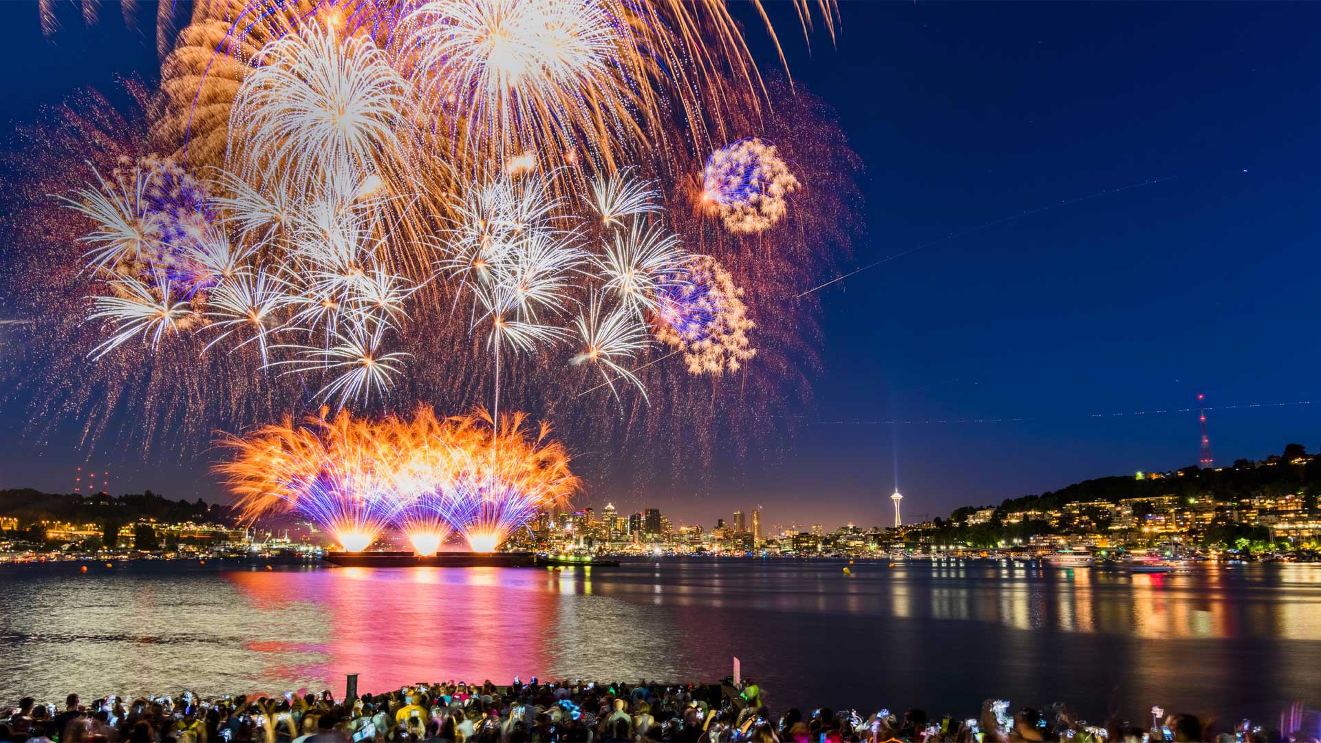 July 4th fireworks over Lake Union, Seattle (© Onest Mistic/Getty Images) Bing Everyday Wallpaper 2019-07-05, TaMmby [Bing Everyday Wall Paper 2019-07-05] url = http://www.bing.com/th?id=OHR.SeattleFourth_EN-US6291178684_1920x1080.jpg