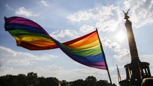 Ein Teilnehmer schwenkt die Regenbogen-Flagge auf dem 40. Christopher Street Day vor der Siegessäule am 28. Juli 2018 in Berlin, Deutschland (© Carsten Koall/Getty Images News) Bing Everyday Wallpaper 2019-07-27
/tmp/UploadBetaNbrLO2 [Bing Everyday Wall Paper 2019-07-27] url = http://www.bing.com/th?id=OHR.Berlin2019CSD_DE-DE1660894516_1920x1080.jpg

File Size (KB): 333.37 KB
Last Modified: November 26 2021 18:38:41
