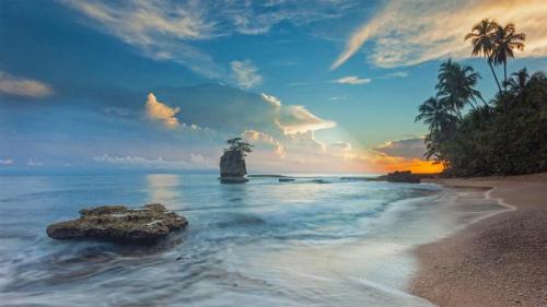 The shoreline of Cahuita National Park in Costa Rica (© Greg Basco/Minden Pictures) Bing Everyday Wallpaper 2019-07-28
/tmp/UploadBetarmqaSv [Bing Everyday Wall Paper 2019-07-28] url = http://www.bing.com/th?id=OHR.CahuitaNP_EN-US3238396594_1920x1080.jpg

File Size (KB): 296.69 KB
Last Modified: November 26 2021 18:38:37
