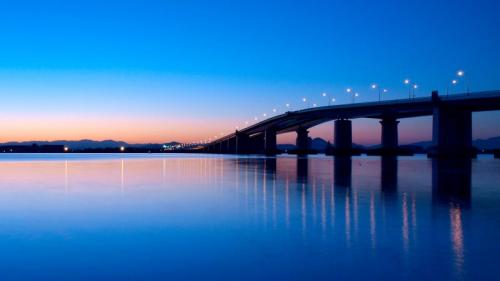 ｢夜明けの琵琶湖大橋｣ 滋賀県 (© Hiroshi Kusumoto/EyeEm/Getty Images) Bing Everyday Wallpaper 2019-09-27
/tmp/UploadBeta3RWRzd [Bing Everyday Wall Paper 2019-09-27] url = http://www.bing.com/th?id=OHR.BiwaB__JA-JP5701258683_1920x1080.jpg

File Size (KB): 325.78 KB
Last Modified: November 26 2021 18:39:34
