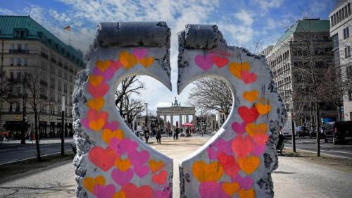 ｢ブランデンブルク門とベルリンの壁のレプリカ｣ドイツ, ベルリン (© Britta Pedersen/picture alliance via Getty Images) Bing Everyday Wallpaper 2019-11-09
/tmp/UploadBetaUO3rSh [Bing Everyday Wall Paper 2019-11-09] url = http://www.bing.com/th?id=OHR.BerlinHeart_JA-JP5525448664_1920x1080.jpg

File Size (KB): 330.02 KB
Last Modified: November 26 2021 18:39:24
