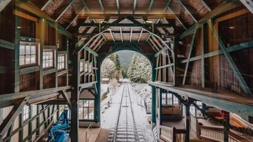 ｢オーバーヴァイスバッハの登山鉄道駅」 (© golero/iStock/Getty Images Plus) Bing Everyday Wallpaper 2020-01-31
/tmp/UploadBetaHTGxNC [Bing Everyday Wall Paper 2020-01-31] url = http://www.bing.com/th?id=OHR.OberweissbacherBergbahn_JA-JP9062147238_1920x1080.jpg

File Size (KB): 324.85 KB
Last Modified: November 26 2021 18:36:35
