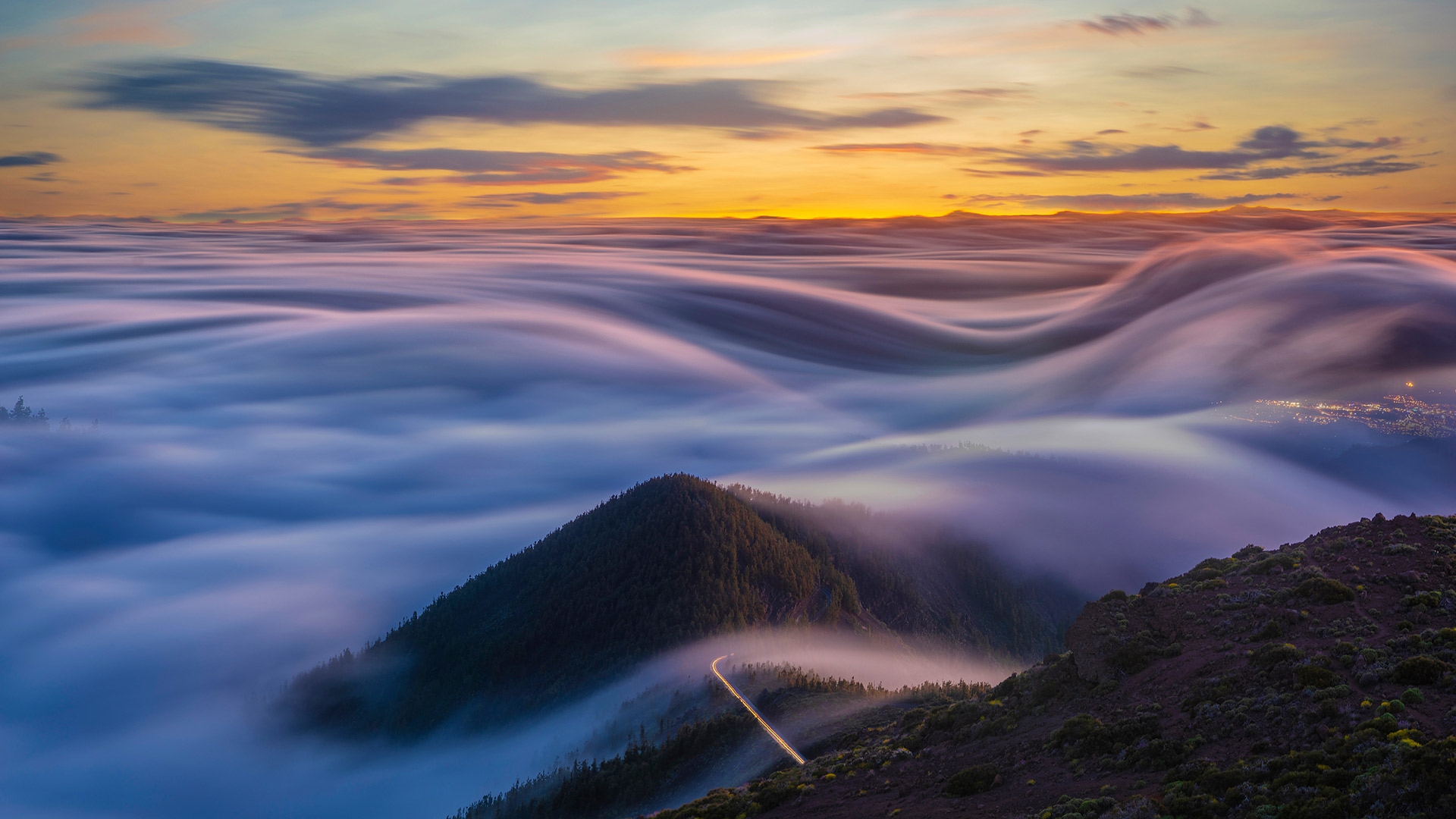 大西洋和特内里费山脉上空的流云，西班牙加那利群岛 (© MikeMareen/iStock/Getty Images Plus) Bing Everyday Wallpaper 2020-03-01, akdgA7 [Bing Everyday Wall Paper 2020-03-01] url = http://www.bing.com/th?id=OHR.FlowingClouds_ZH-CN0721854476_1920x1080.jpg