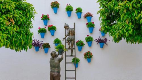 正在照看花草的孩子和祖父铜雕，西班牙科尔多瓦 (© David M G/Alamy) Bing Everyday Wallpaper 2020-05-05
/tmp/UploadBetaWGmS0U [Bing Everyday Wall Paper 2020-05-05] url = http://www.bing.com/th?id=OHR.CordovanCourts_ZH-CN8989880218_1920x1080.jpg

File Size (KB): 314.33 KB
Last Modified: November 26 2021 18:36:40
