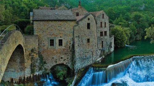 杜尔比河峡谷中的Moulin de Corp和小桥，法国Grands Causses自然公园 (© Hemis/Alamy) Bing Everyday Wallpaper 2020-06-13
/tmp/UploadBetakPUwK1 [Bing Everyday Wall Paper 2020-06-13] url = http://www.bing.com/th?id=OHR.GrandsCausses_ZH-CN8463022683_1920x1080.jpg

File Size (KB): 333.94 KB
Last Modified: November 26 2021 18:37:47
