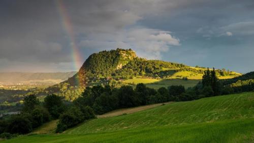 Blick auf den Hohentwiel im Hegau mit Regenbogen, Baden-Württemberg (© Westend61 GmbH/Alamy Stock Photo) Bing Everyday Wallpaper 2020-08-03
/tmp/UploadBetapNs2pL [Bing Everyday Wall Paper 2020-08-03] url = http://www.bing.com/th?id=OHR.Hohentwiel_DE-DE1106456652_1920x1080.jpg

File Size (KB): 305.5 KB
Last Modified: November 26 2021 18:37:09
