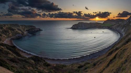 Panoramic view of Lulworth Cove at sunset, Dorset (© Adrian Baker/Shutterstock) Bing Everyday Wallpaper 2020-08-18
/tmp/UploadBetavVLjcB [Bing Everyday Wall Paper 2020-08-18] url = http://www.bing.com/th?id=OHR.LulworthDusk_EN-GB0629644015_1920x1080.jpg

File Size (KB): 319.67 KB
Last Modified: November 26 2021 18:37:13
