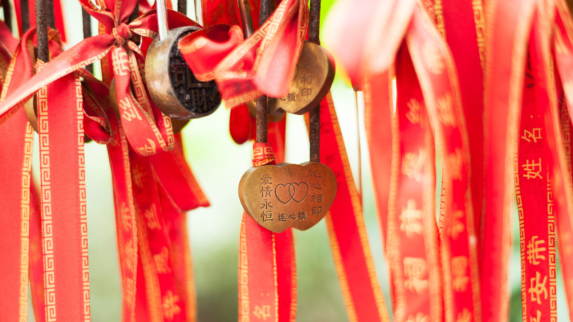 【今日七夕】Love locker on a red stripe hanging in a temple in Chengdu, China © Philippe LEJEANVRE/Getty Images Bing Everyday Wallpaper 2020-08-25, Ltic6m [Bing Everyday Wall Paper 2020-08-25] url = http://www.bing.com/th?id=OHR.Qixi2020_ZH-CN0736974777_1920x1080.jpg