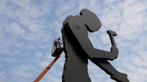 A worker painting the Hammering Man, a sculpture by Jonathan Borofsky, in Frankfurt, Germany (© Arne Dedert/Alamy) Bing Everyday Wallpaper 2020-09-08
/tmp/UploadBetaRThJTX [Bing Everyday Wall Paper 2020-09-08] url = http://www.bing.com/th?id=OHR.HammeringMan_EN-US4359081607_1920x1080.jpg

File Size (KB): 309.52 KB
Last Modified: November 26 2021 18:37:43
