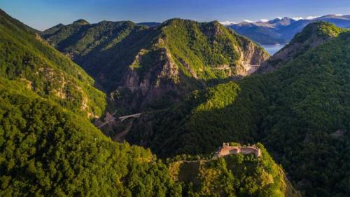 堡垒山上的珀纳里城堡，法加拉斯山,罗马尼亚 (© porojnicu/Getty Images) Bing Everyday Wallpaper 2020-10-12
/tmp/UploadBetaL0tBZl [Bing Everyday Wall Paper 2020-10-12] url = http://www.bing.com/th?id=OHR.MountCetatea_ZH-CN1440163984_1920x1080.jpg

File Size (KB): 323.06 KB
Last Modified: November 26 2021 18:37:19
