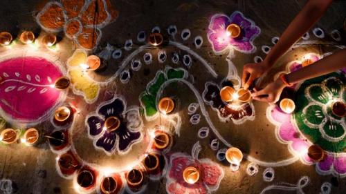 排灯节期间摆放在蓝果丽上的油灯 (© Subir Basak/Getty Images) Bing Everyday Wallpaper 2020-11-14
/tmp/UploadBetarnh81m [Bing Everyday Wall Paper 2020-11-14] url = http://www.bing.com/th?id=OHR.DiwaliRangoli_ZH-CN0293298599_1920x1080.jpg

File Size (KB): 323.75 KB
Last Modified: November 26 2021 18:37:29
