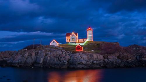涅迪克角灯塔上的节日彩灯，缅因州 (© Walter Bibikow/Alamy) Bing Everyday Wallpaper 2020-12-22
/tmp/UploadBetaed5cGm [Bing Everyday Wall Paper 2020-12-22] url = http://www.bing.com/th?id=OHR.HolidayNubble_ZH-CN8122183595_1920x1080.jpg

File Size (KB): 332.31 KB
Last Modified: November 26 2021 18:36:17
