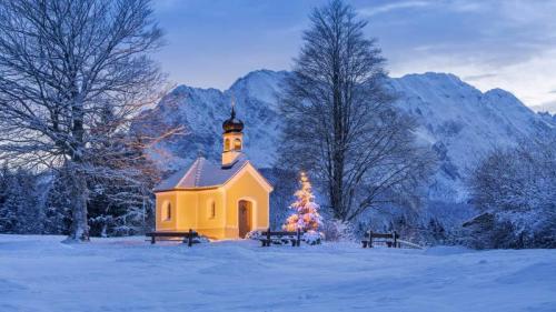 Kapelle Maria Rast bei Krün in Bayern mit dem Wettersteingebirge im Hintergrund (© Reinhard Schmid/Huber/eStock Photo) Bing Everyday Wallpaper 2020-12-24
/tmp/UploadBetaai0FJl [Bing Everyday Wall Paper 2020-12-24] url = http://www.bing.com/th?id=OHR.MariaRastKruen_DE-DE6892983799_1920x1080.jpg

File Size (KB): 328.15 KB
Last Modified: November 26 2021 18:36:15

