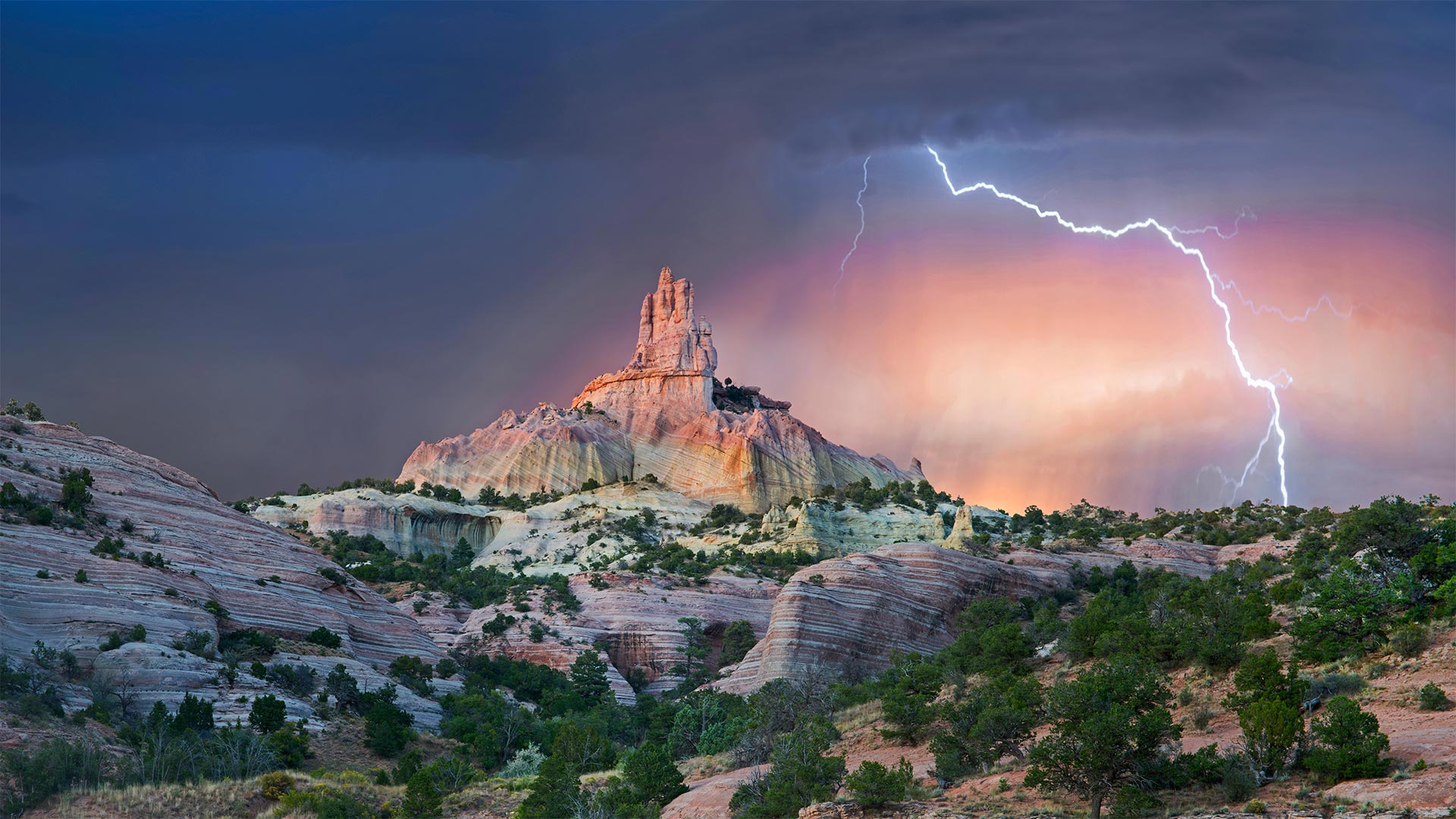 Blitzeinschlag nahe einer Felsformation, Church Rock, Red Rock Park, New Mexico, USA (© Tim Fitzharris/Minden Pictures) Bing Everyday Wallpaper 2021-01-22, Jpd4rT [Bing Everyday Wall Paper 2021-01-22] url = http://www.bing.com/th?id=OHR.ChurchRock_DE-DE1647398924_1920x1080.jpg