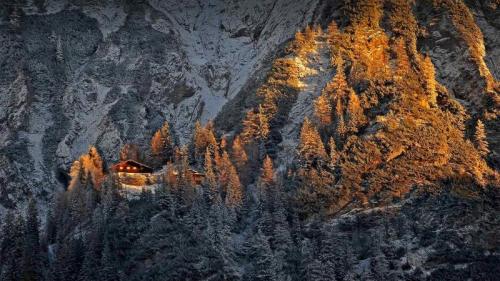 巴伐利亚阿尔卑斯山脉中的米滕瓦尔德小屋，德国 (© Sebastian Frölich/Offset by Shutterstock) Bing Everyday Wallpaper 2021-01-31
/tmp/UploadBetaYXv07A [Bing Everyday Wall Paper 2021-01-31] url = http://www.bing.com/th?id=OHR.MittenwalderHut_ZH-CN4406131876_1920x1080.jpg

File Size (KB): 324.72 KB
Last Modified: November 26 2021 18:32:50
