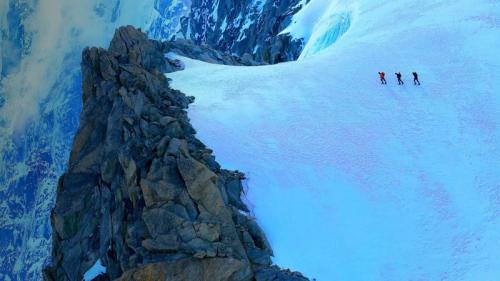 勃朗峰高山冰川上的徒步者，法国夏慕尼 (© agustavop/Getty Images) Bing Everyday Wallpaper 2021-02-08
/tmp/UploadBetaj2rr3b [Bing Everyday Wall Paper 2021-02-08] url = http://www.bing.com/th?id=OHR.IceWalking_ZH-CN5122217505_1920x1080.jpg

File Size (KB): 326.76 KB
Last Modified: November 26 2021 18:32:30
