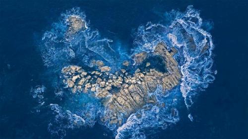海浪冲击着悉尼海岸的一个心形岩石岛，澳大利亚 (© Kristian Bell/Getty Images) Bing Everyday Wallpaper 2021-02-14
/tmp/UploadBetacdKwrl [Bing Everyday Wall Paper 2021-02-14] url = http://www.bing.com/th?id=OHR.OceanHeart_ZH-CN2697021215_1920x1080.jpg

File Size (KB): 323.6 KB
Last Modified: November 26 2021 18:32:22
