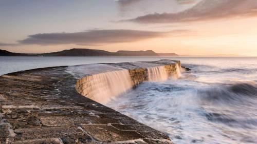 莱姆里杰斯的Cobb防波堤，英格兰多塞特 (© Ross Hoddinott/Offset by Shutterstock) Bing Everyday Wallpaper 2021-02-22
/tmp/UploadBetaaIMt5v [Bing Everyday Wall Paper 2021-02-22] url = http://www.bing.com/th?id=OHR.TheCobb_ZH-CN9310074102_1920x1080.jpg

File Size (KB): 326.61 KB
Last Modified: November 26 2021 18:32:22
